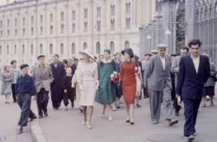 Hrușciov a dezghețat modelul creștin dior în Moscova sovietică în 1959