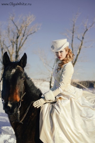 Fehér női lovas henger