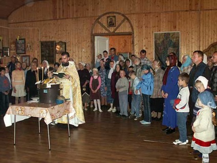 Az iskolaév kezdete előtt a gyermekek áldása, az Alexander Nevsky-templom