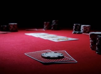 Blind-urile din poker pariază blind-uri și poziții mari și mari