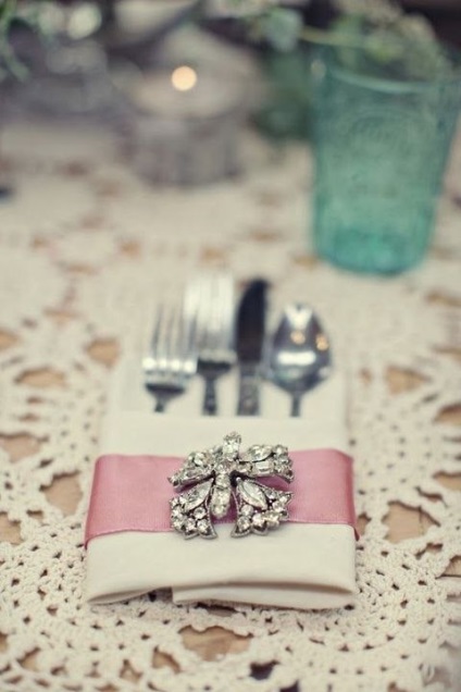 Broșe în decorul unei sărbători de nuntă din rubrica bijuteriilor de nuntă - este vorba de nuntă