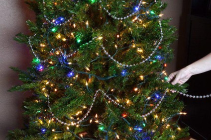 Mărgeți pe bradul de Crăciun regulile de bază ale decorării unui copac de Anul Nou