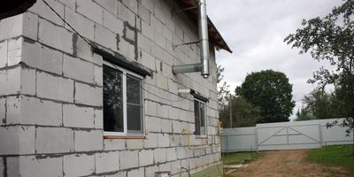 Mai bine și bugetul pentru a încălzi casa țării de blocuri de ciment din exterior și din răspunsurile experților