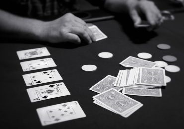 Ce este o combinație de chips-uri de poker și cum să le jucați corect?