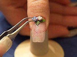 A körmök kialakítása csillogó és kerámia virágokkal - a körmök fokozatos megtervezésének fényképe csillogó
