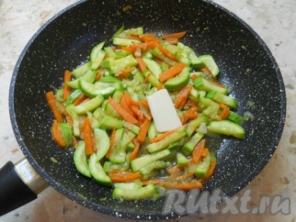 Zucchini sárgarépával és hagymával párolt - recept fotóval