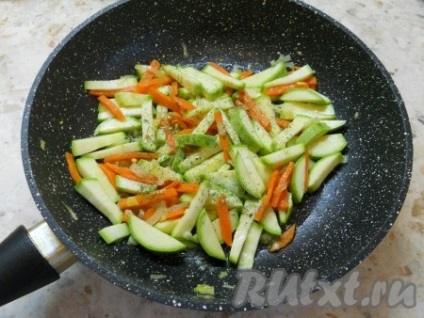 Zucchini sárgarépával és hagymával párolt - recept fotóval