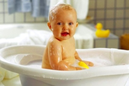 Hogyan lehet újszülött csecsemőre fürdeni a fiatal szülőknek?