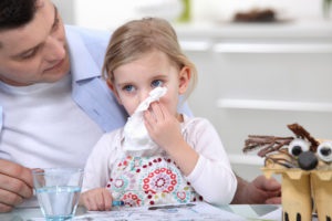 Hogyan lehet megkülönböztetni az allergiát a megfázástól a gyermekeknél, felnőtteknél, terhes nőknél, a kezelési funkciókban