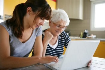 Cum să atașați o persoană mai în vârstă la computer