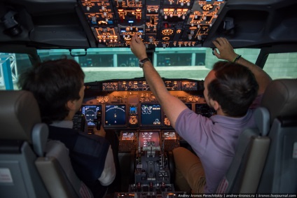 Cum sunt instruiți piloții și însoțitorii de zbor