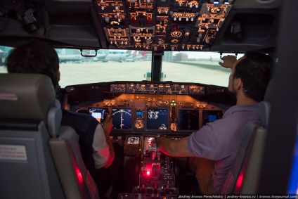 Cum sunt instruiți piloții și însoțitorii de zbor