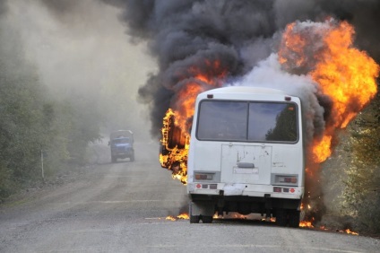 De ce visul autobuzului călătorește cu oameni care stau târziu, așteaptă la stația de autobuz, alergând după ei,