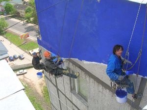 Festés a beton homlokzatához szükséges tulajdonságok, homlokzatfestékek típusai, azok előnyei és hátrányai, technológia