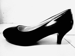 Lakkozott fekete cipő sarokkal, amit viselhet - női nap