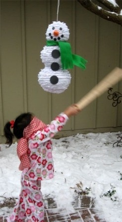 Maestrul de zăpadă de clasă maestră din hârtie ondulată, cu o surpriză ka, face un om de zăpadă dintr-o crep