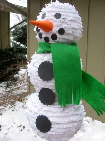 Maestrul de zăpadă de clasă maestră din hârtie ondulată, cu o surpriză ka, face un om de zăpadă dintr-o crep