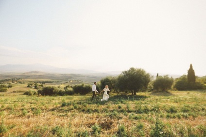 În câmpurile din Toscana, pozele de nunta ale lui Alexandra și Irinei