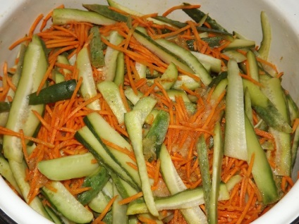 Castraveți în coreeană pentru iarnă, rețetă cu condimente pentru morcovi coreeni