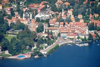 Se odihnește pe Lacul Como din Italia