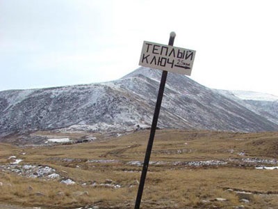 Se odihnește în excursia de munte Altai la cheia caldă, cheia Jumalin, Jumalu, Altai, în teritoriu