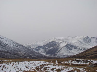 Se odihnește în excursia de munte Altai la cheia caldă, cheia Jumalin, Jumalu, Altai, în teritoriu