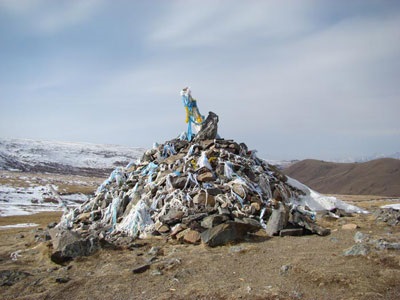 Se odihnește în excursia de munte Altai la cheia caldă, cheia Jumalin, Jumalu, Altai, în teritoriu