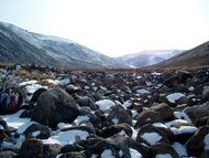 Se odihnește în excursia de munte Altai la cheia caldă, cheia Jumalin, Jumalu, Altai, în teritoriu