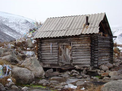 Se odihnește în excursia de munte Altai la cheia caldă, cheia Jumalin, Jumalu, Altai, în teritoriu