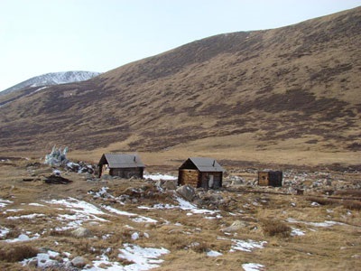 Se odihnește în excursia de munte Altai la cheia caldă, cheia Jumalin, Jumalu, Altai, în teritoriu