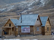 Se odihnește în excursia de munte Altai la cheia caldă, cheia Jumalin, Jumalu, Altai, în teritoriu