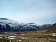 Se odihnește în excursia de munte Altai la cheia caldă, cheia Jumalin, Jumalu, Altai, în teritoriu