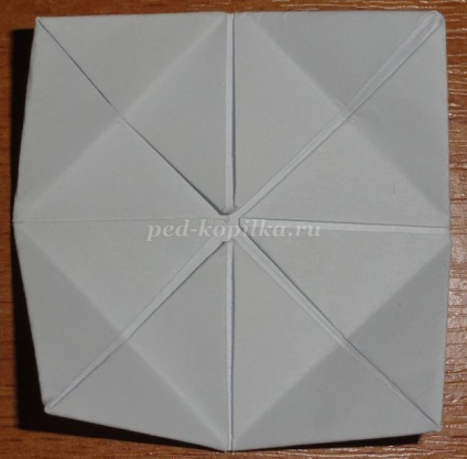Panoul în tehnica de origami-mozaic cu mâinile pe Paște