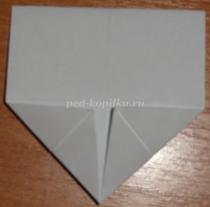 Panoul în tehnica de origami-mozaic cu mâinile pe Paște