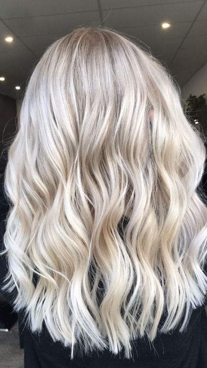 Platinum blond este vorba despre colorarea modei