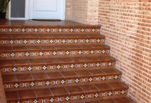 Cserép lépcsőkhöz kerámia lépcsőház a házban, bélés belső, fénykép a befejező felszállók