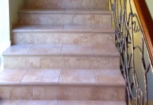 Cserép lépcsőkhöz kerámia lépcsők a házban, bélés belső, fénykép a befejező felszállók