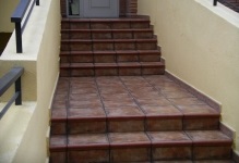 Cserép lépcsőkhöz kerámia lépcsőház a házban, bélés belső, fénykép a befejező felszállók