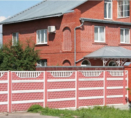 Pictura de gard din beton cu mâinile proprii, construirea portalului