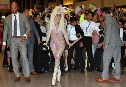 Oferim o selecție de fotografii de celebrități în aeroport, îmbrăcate în costume, pentru a le face ușor, nu sunt potrivite