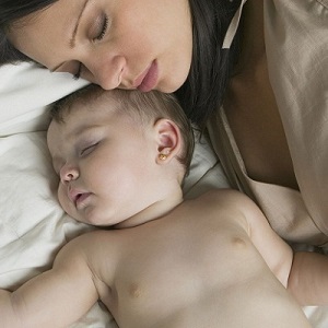 Un copil se îndoiește într-un vis cum să îmbunătățească odihna nou-născutului