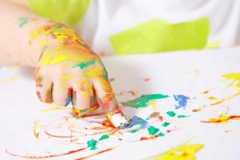 Az ujjak gyermekeit legfeljebb egy évig lehet rajzolni