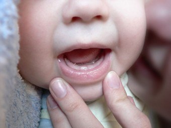 Vărsăturile la dentiție la copii sunt un fenomen natural sau un simptom amenințător