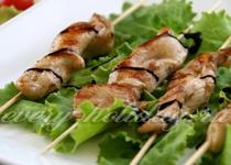 Shish kebabs din file de pui în Thai pe frigarui