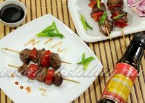 Shish kebabs din file de pui în Thai pe frigarui