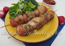 Shish kebabs din file de pui în Thai pe frigarui