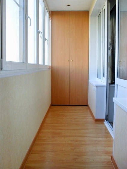 A szekrény az erkélyen jó választás a praktikum és a kényelem érdekében