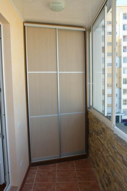 Cabinetul de pe balcon este o alegere bună pentru practică și confort