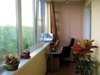 Cabinetul de pe balcon este o alegere bună pentru practică și confort