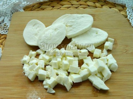 Brânză plăcută din patiserie cu mozzarella